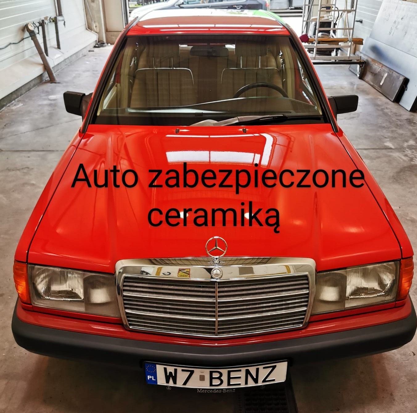 Czerwony Mercedes-Benz W123 po zabezpieczeniu powłoką ceramiczną, widoczny przód auta z chromowanym grillem i tablicą rejestracyjną.