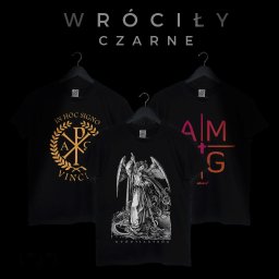 PRUS CAPITAL SPÓŁKA Z OGRANICZONĄ ODPOWIEDZIALNOŚCIĄ - Trzy czarne t-shirty zawieszone na wieszakach na ciemnym tle. Na koszulkach widoczne różnorodne grafiki: złoty symbol z napisem 'In Hoc Signo Vinci', grafika anioła z mieczem i napisem 'Któż jak...