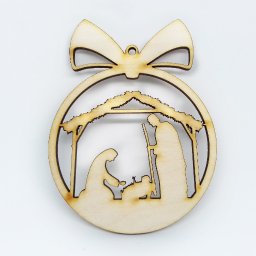 PRUS CAPITAL SPÓŁKA Z OGRANICZONĄ ODPOWIEDZIALNOŚCIĄ - Wycinana laserowo, drewniana ozdoba świąteczna przedstawiająca scenę narodzin Jezusa w szopce, umieszczona w okręgu z kokardą u góry.