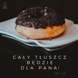 PRUS CAPITAL SPÓŁKA Z OGRANICZONĄ ODPOWIEDZIALNOŚCIĄ - Czekoladowy pączek z posypką na białym talerzu, z tekstem 'Cały tłuszcz będzie dla Pana! Kpł 3,16' i logo Deus Design w lewym górnym rogu.