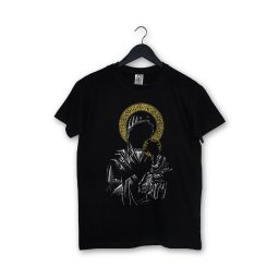 PRUS CAPITAL SPÓŁKA Z OGRANICZONĄ ODPOWIEDZIALNOŚCIĄ - Czarna koszulka z graficznym nadrukiem Matki Boskiej z Dzieciątkiem w stylu ikony, zawieszona na czarnym wieszaku, na białym tle.