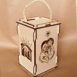 Drewniana, laserowo wycinana latarenka z motywami bożonarodzeniowymi: Święta Rodzina, szopka i gwiazda betlejemska, z uchwytem ze sznurka.