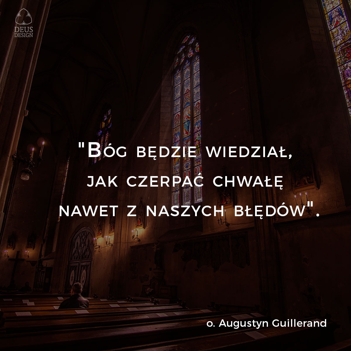 Wnętrze kościoła z wysokimi witrażami, nałożony tekst z cytatem i logo Deus Design w lewym górnym rogu.