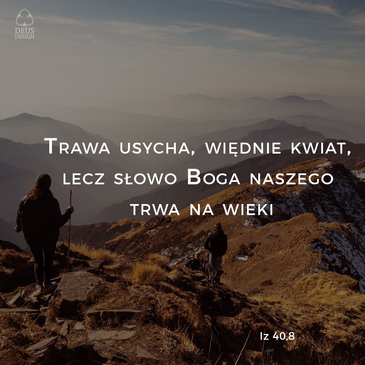 Grafika z tekstem 'Trawa usycha, więdnie kwiat, lecz słowo Boga naszego trwa na wieki. Iz 40,8' na tle górskiego krajobrazu z dwoma postaciami wędrującymi po szczycie.