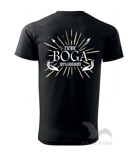 Czarna koszulka z nadrukiem na plecach: napis 'Ciebie Boga Wysławiamy' otoczony stylizowanymi promieniami i dłońmi, widoczne logo producenta odzieży w rogu.