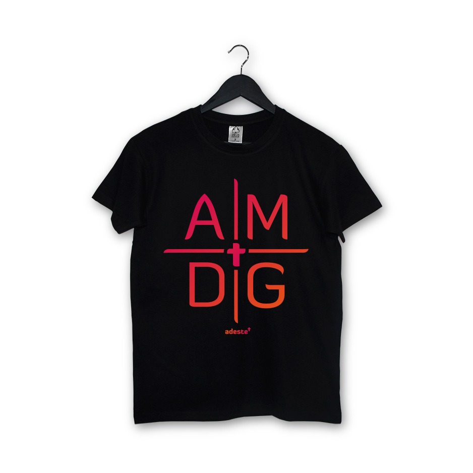 Czarna koszulka z gradientowym nadrukiem 'A|M+D|G adeste+' wisząca na wieszaku, prezentowana przez firmę z Torunia.