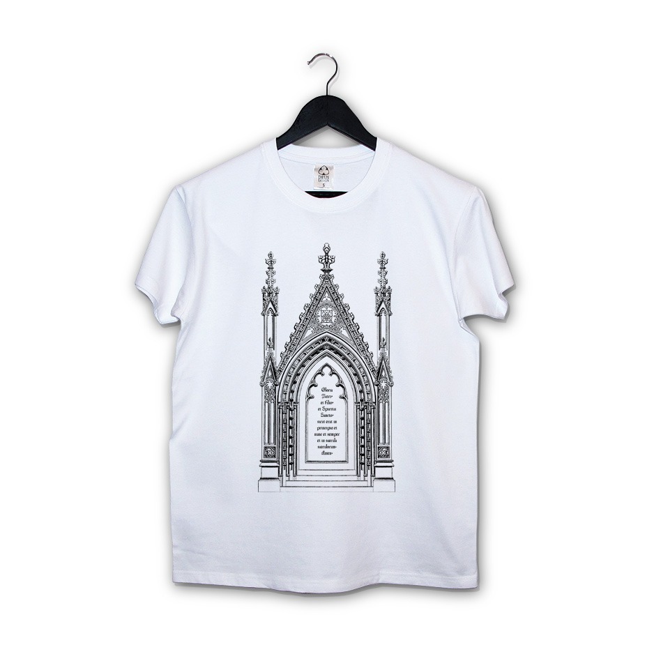Biała koszulka z czarnym nadrukiem gotyckiego portalu z łacińskim tekstem, wisząca na czarnym wieszaku na białym tle.