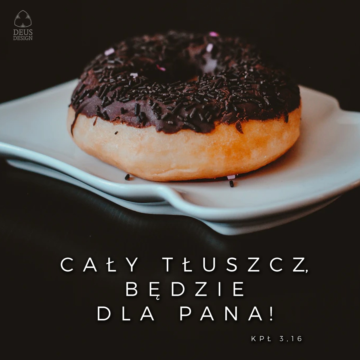 Czekoladowy pączek z posypką na białym talerzu, z tekstem 'Cały tłuszcz będzie dla Pana! Kpł 3,16' i logo Deus Design w lewym górnym rogu.