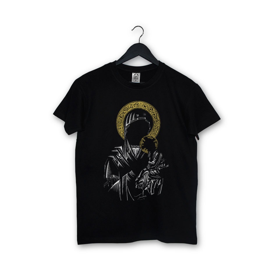 Czarna koszulka z graficznym nadrukiem Matki Boskiej z Dzieciątkiem w stylu ikony, zawieszona na czarnym wieszaku, na białym tle.