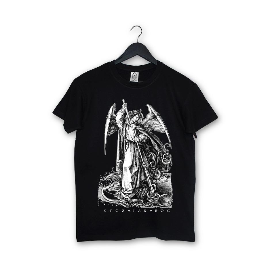 Czarna koszulka z białym nadrukiem przedstawiającym Archanioła Michała walczącego ze smokiem, zawieszona na czarnym wieszaku na białym tle.