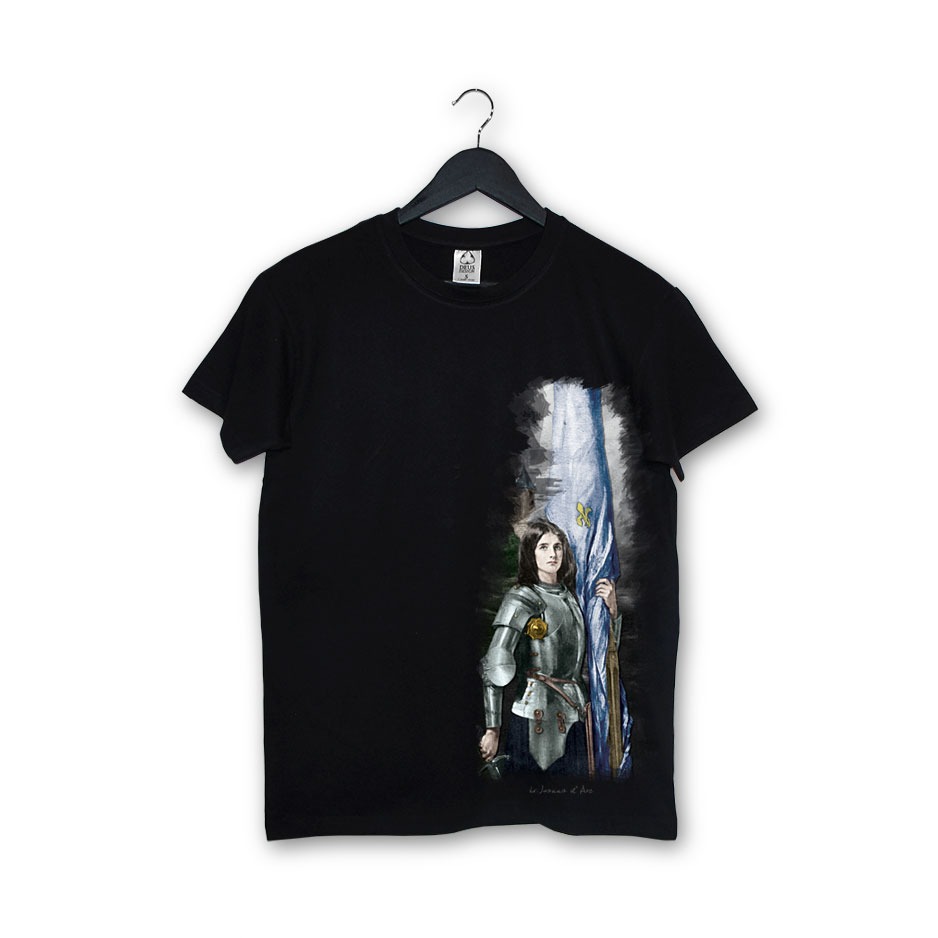 Czarna koszulka z nadrukiem Joanny d'Arc w zbroi, wisząca na czarnym wieszaku na białym tle.