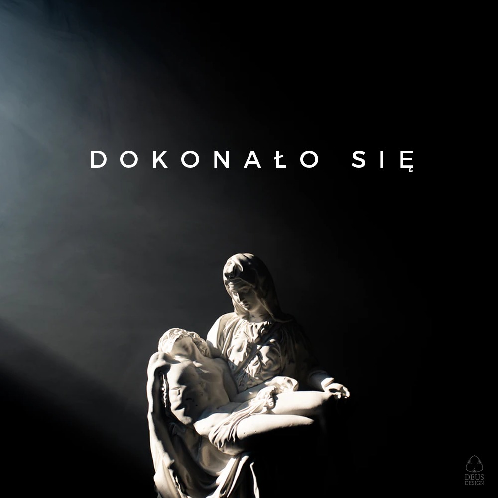 Biała rzeźba Piety oświetlona pojedynczym promieniem światła, z napisem 'DOKONAŁO SIĘ' powyżej i logotypem w prawym dolnym rogu.