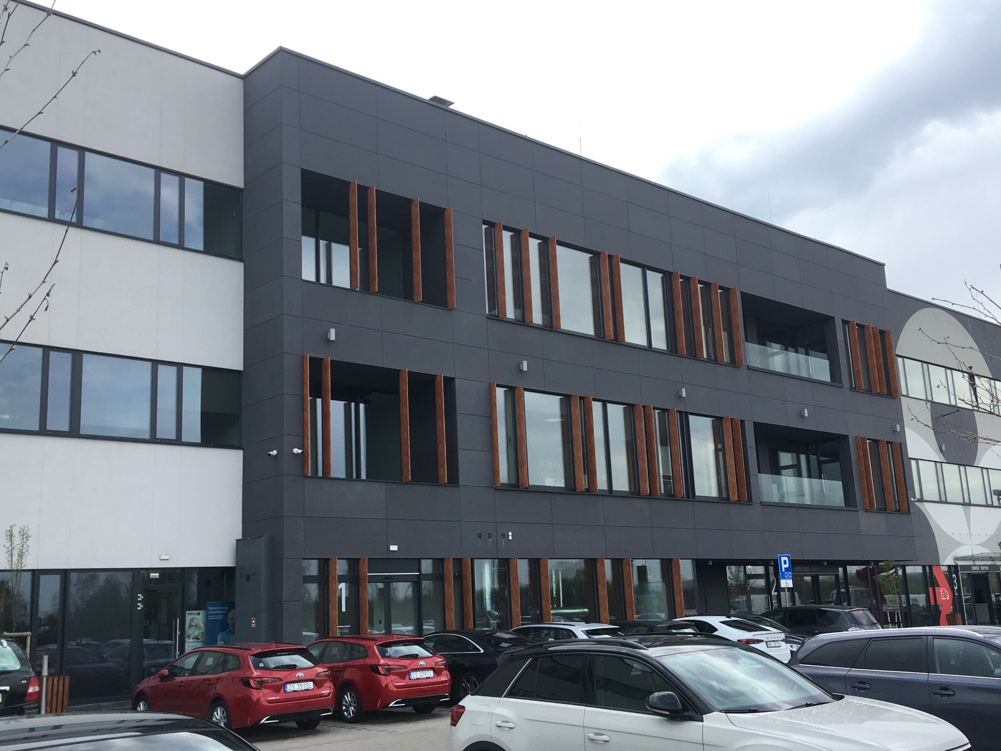 Elewacja wentylowana z płyt wlokno-cementowych Equiton na budynku biurowo-usługowym w Dybow-Kolonia