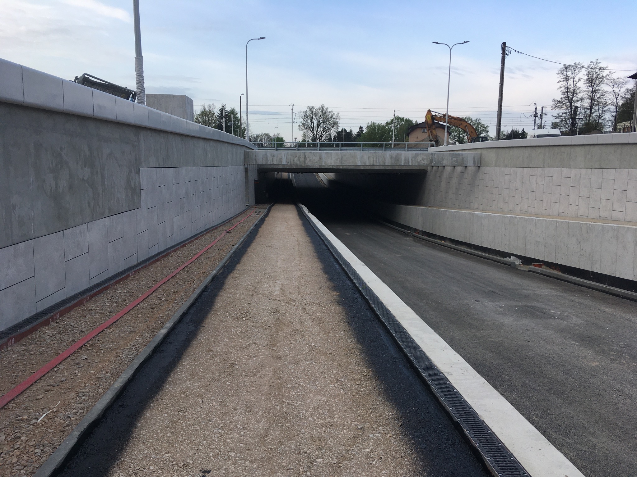 Montaż płytek Tubądzin w tunelu na konstrukcji aluminiowej system klejony Bostik w Sulejówku