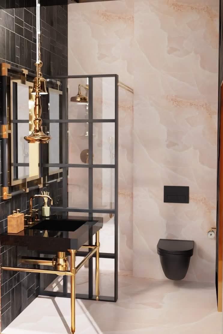 Ekskluzywna łazienka z czarną umywalką na złotym stelażu, kabiną prysznicową w stylu loft i podwieszaną toaletą na tle marmurowej ściany. Złote detale dodają elegancji.