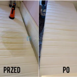 Materac dziecięcy w łóżeczku przed i po czyszczeniu, widoczne plamy usunięte, z boku stoi spryskiwacz.