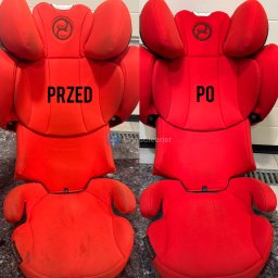 Chris Cleaner - Czerwony fotelik samochodowy Cybex Solution Z i-Fix, lewa strona przed praniem, widoczne plamy i zabrudzenia, prawa strona po czyszczeniu, materiał odzyskał intensywny kolor.