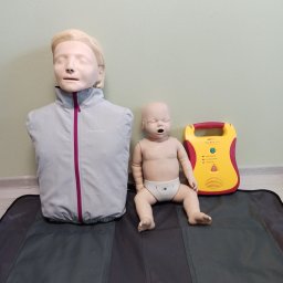 Szkolenie z 1 Pomocy obejmujące ćwiczenia na fantomach osoby dorosłej i małego dziecka