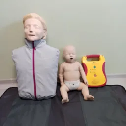 Szkolenie z 1 Pomocy obejmujące ćwiczenia na fantomach osoby dorosłej i małego dziecka