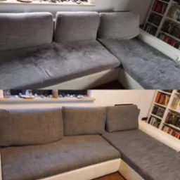 Porównanie wyglądu szarej, narożnej kanapy przed i po czyszczeniu, widoczne plamy zniknęły, na półce dekoracje, w tle regał z książkami.