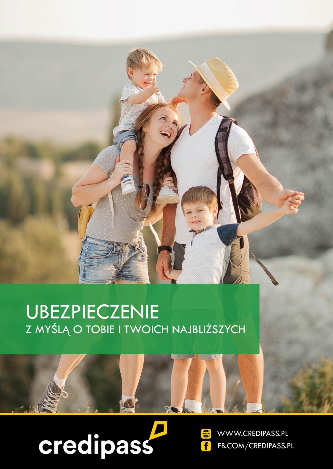 Szczęśliwa rodzina z dwójką dzieci na spacerze w słoneczny dzień, z widocznym logo firmy ubezpieczeniowej w dolnej części kadru.