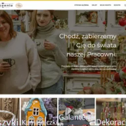 Strona główna sklepu internetowego z dekoracjami 'Pracownia' z Leżajska. Prezentacja oferty, osoby, świąteczny wystrój, przytulna atmosfera. Widoczne menu i przyciski nawigacyjne.