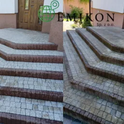 Schody wejściowe z kostki brukowej przed i po czyszczeniu; widoczne różnice w kolorze i czystości poszczególnych stopni. Logo firmy w tle.