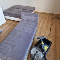Radosław - Szara sofa modułowa z widocznymi śladami czyszczenia oraz odkurzacz piorący na drewnianej podłodze.