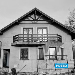 ENERG Joanna Kądziołka - Dom z balkonem przed remontem elewacji, widoczne okna i siatka ochronna. Zdjęcie czarno-białe z napisem 'PRZED'.