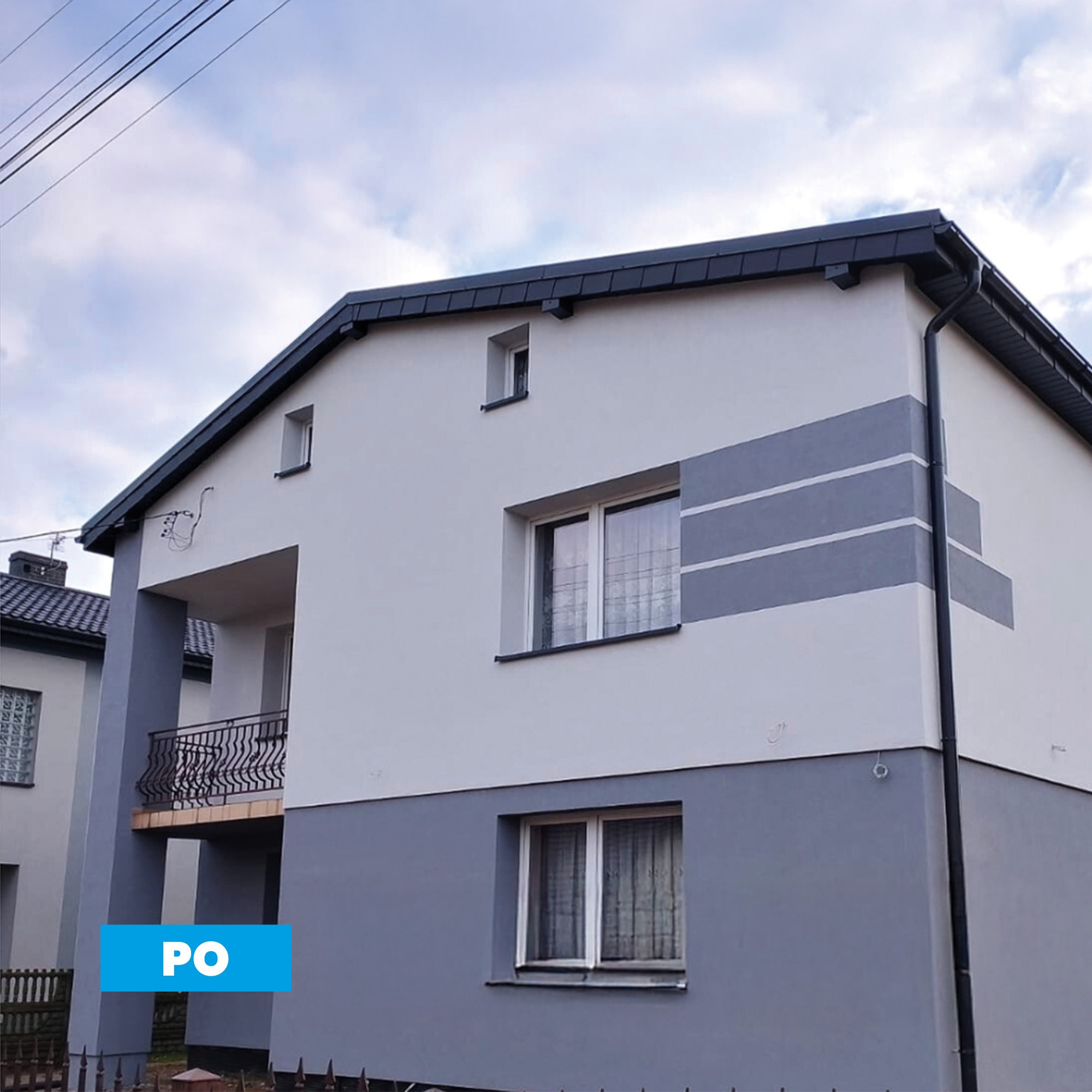 Odnowiona elewacja dwukondygnacyjnego domu z balkonem, pomalowana w odcieniach szarości i bieli. Widoczny fragment sąsiedniego budynku. Oznaczenie 'PO' sugeruje efekt po renowacji.