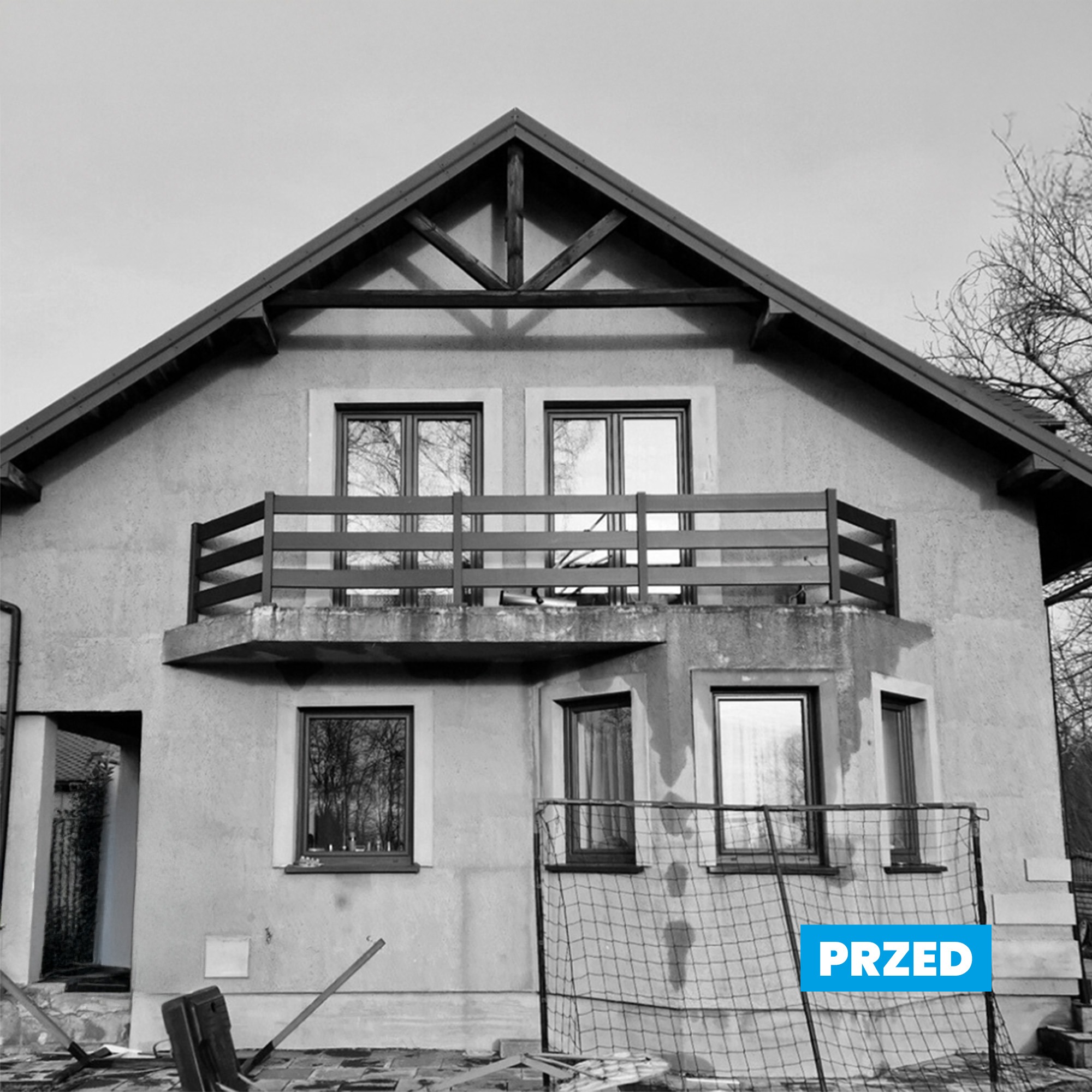 Dom z balkonem przed remontem elewacji, widoczne okna i siatka ochronna. Zdjęcie czarno-białe z napisem 'PRZED'.