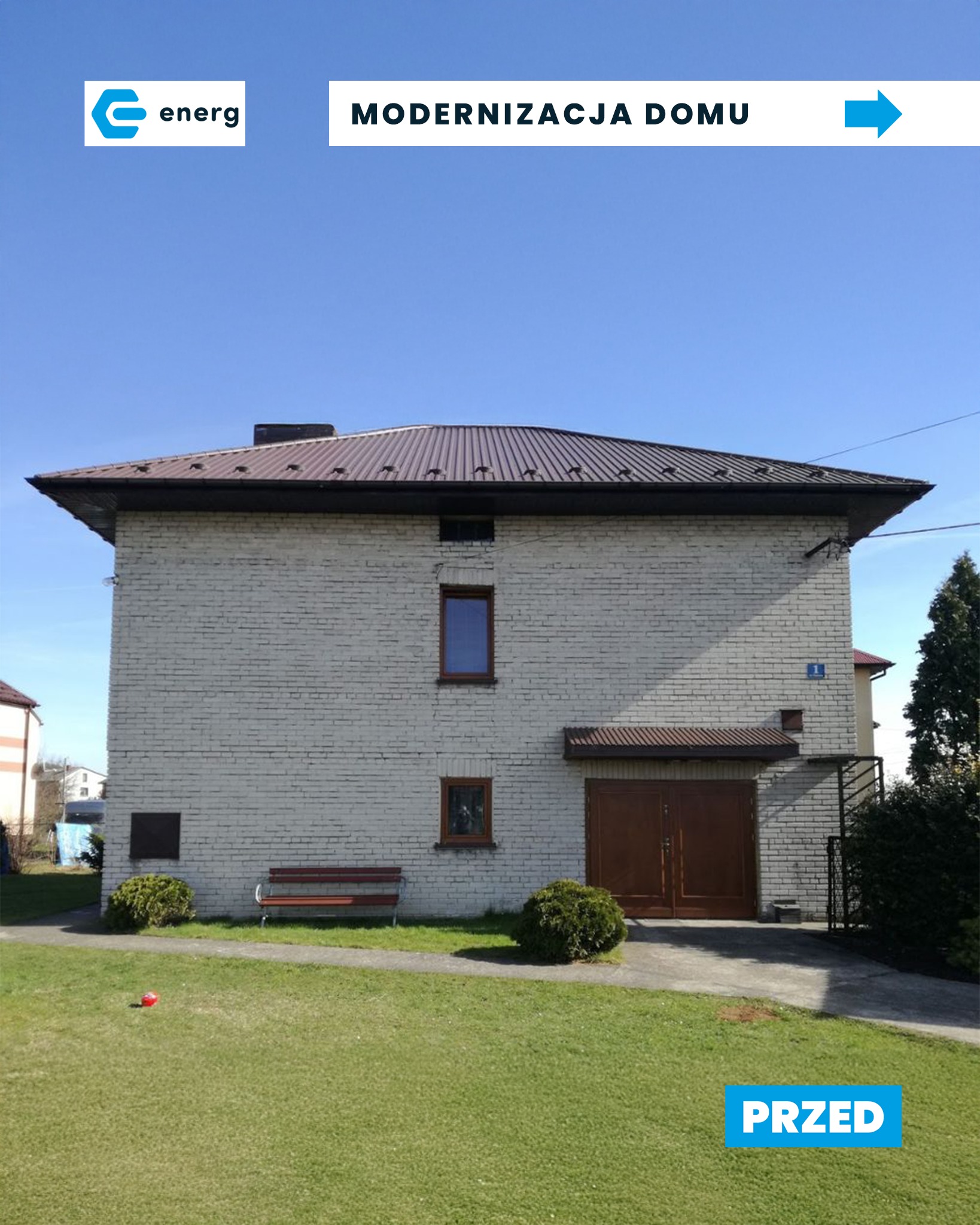 Zdjęcie domu przed ociepleniem elewacji w Nowym Sączu. Widoczna jasna, ceglana ściana, brązowy dach i brama garażowa. Na trawniku czerwona piłka i napis 'PRZED'.