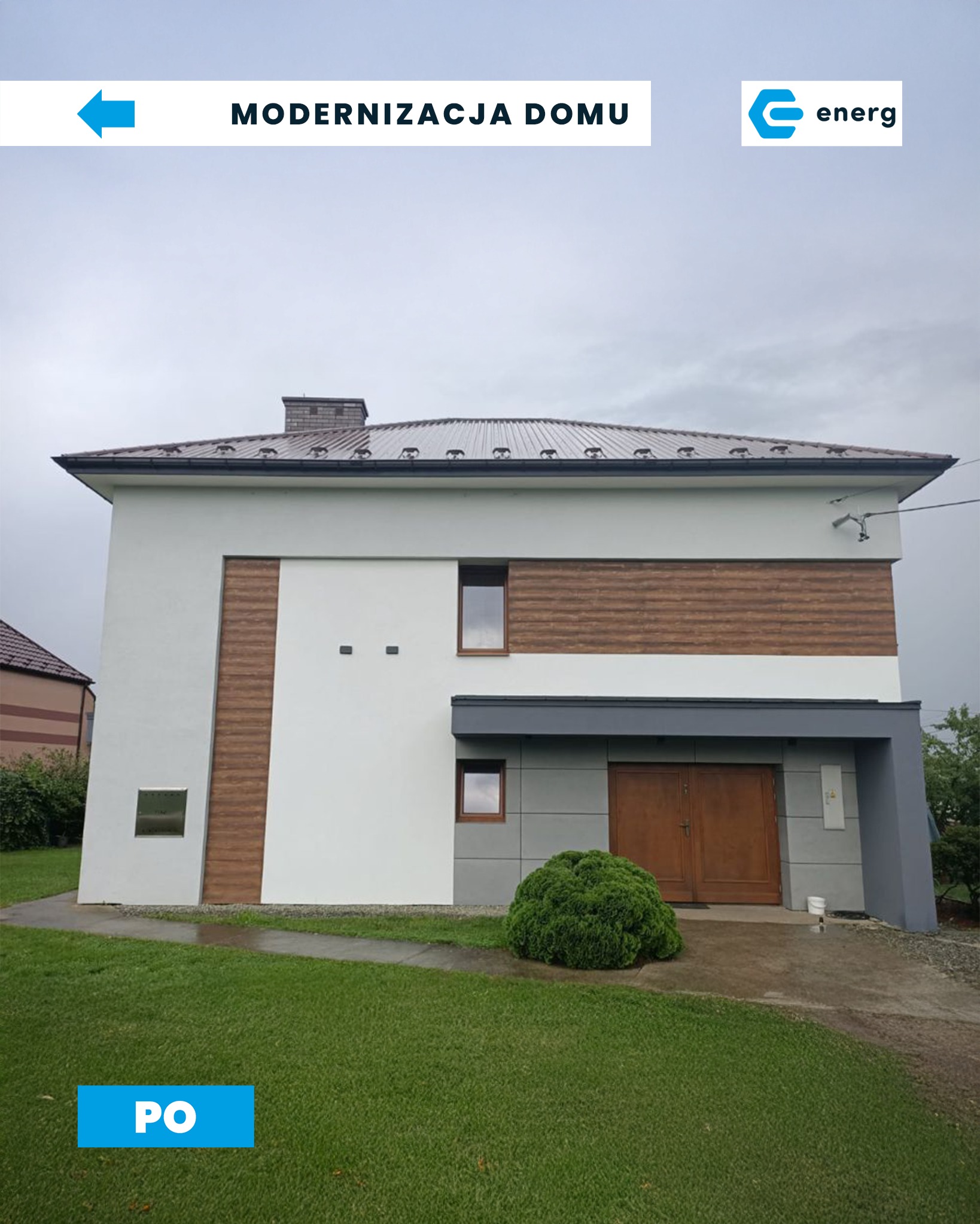 Zdjęcie domu po modernizacji, z nową elewacją w odcieniach bieli, szarości i drewna. Widoczny fragment trawnika i logo firmy. Ujęcie w pochmurny dzień.