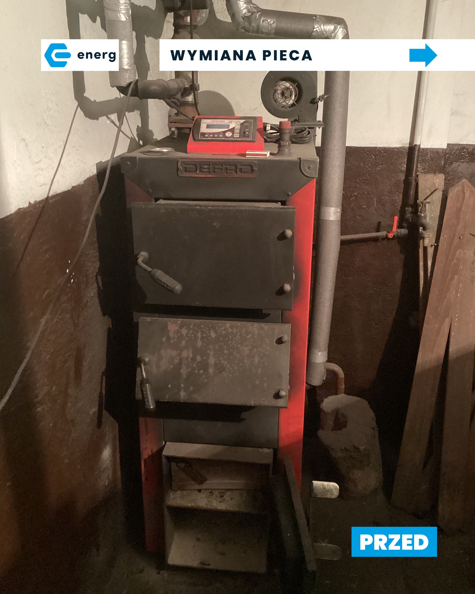 Stary, czarno-czerwony piec Defro w kotłowni przed wymianą. Widoczne rury, izolacja i otwarte drzwiczki. Zdjęcie z napisem 'PRZED' sugeruje etap prac.