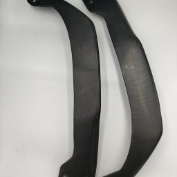 B3Ddesign.pl - Dwa czarne, zakrzywione elementy z otworami montażowymi, prawdopodobnie wykonane z tworzywa sztucznego, leżące na białym tle. Widoczne ślady obróbki.