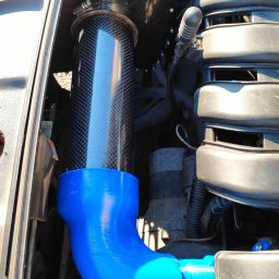 B3Ddesign.pl - Customowy dolot powietrza z włókna węglowego i niebieskiego poliuretanu, zamontowany w samochodzie. Wykonanie FDM, Gdańsk. Unikalny projekt.