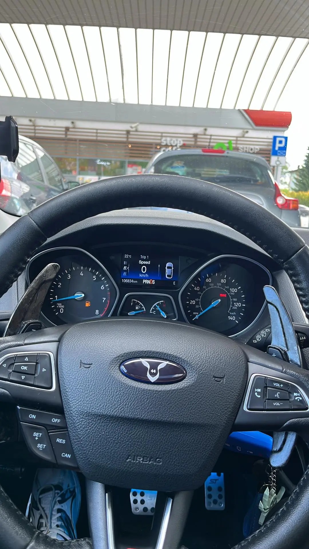 Finalny wygląd zamontowanych manetek wykonanych z Forged carbonu.