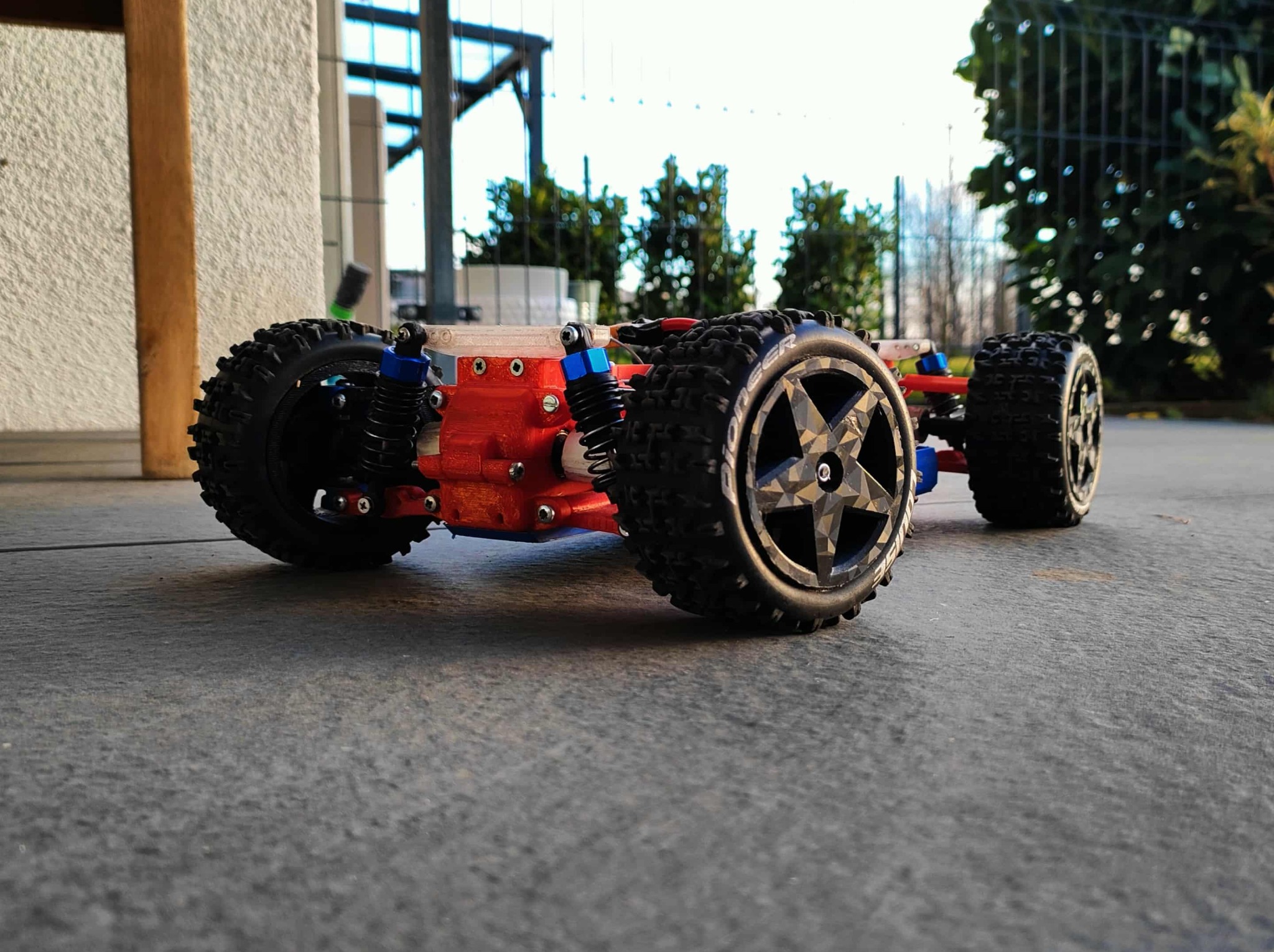 Wydrukowany w 3D samochodzik zdalnie sterowany Multi materiałowy Druk 3D FDM