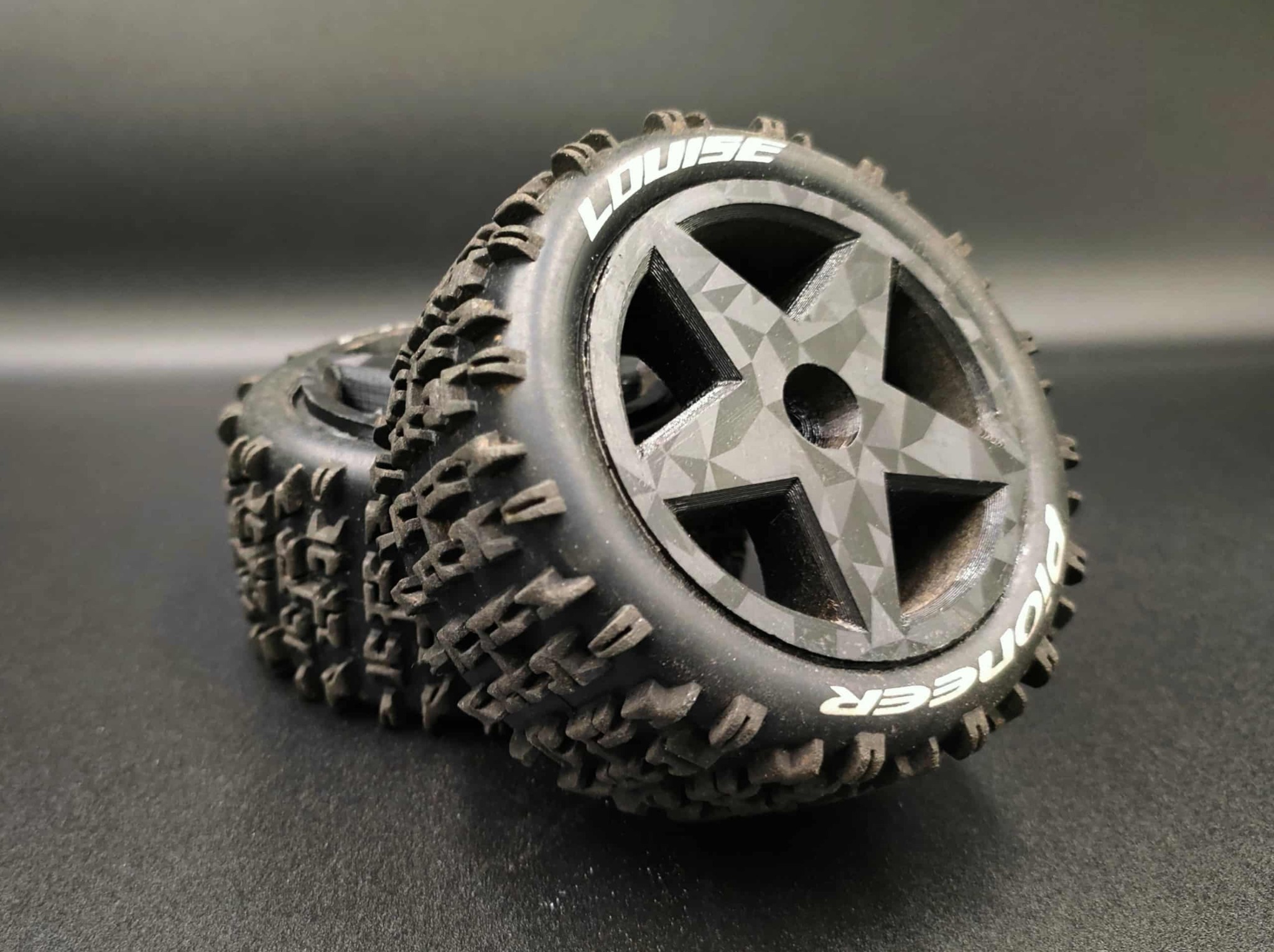 Felgi wydrukowane w 3D specjalna nakładka na stół dająca unikalny wzór