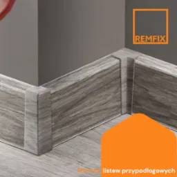 Szare listwy przypodłogowe z efektem drewna, zamontowane w rogu pomieszczenia. Widoczny fragment ściany w odcieniach szarości. Logo firmy w tle.