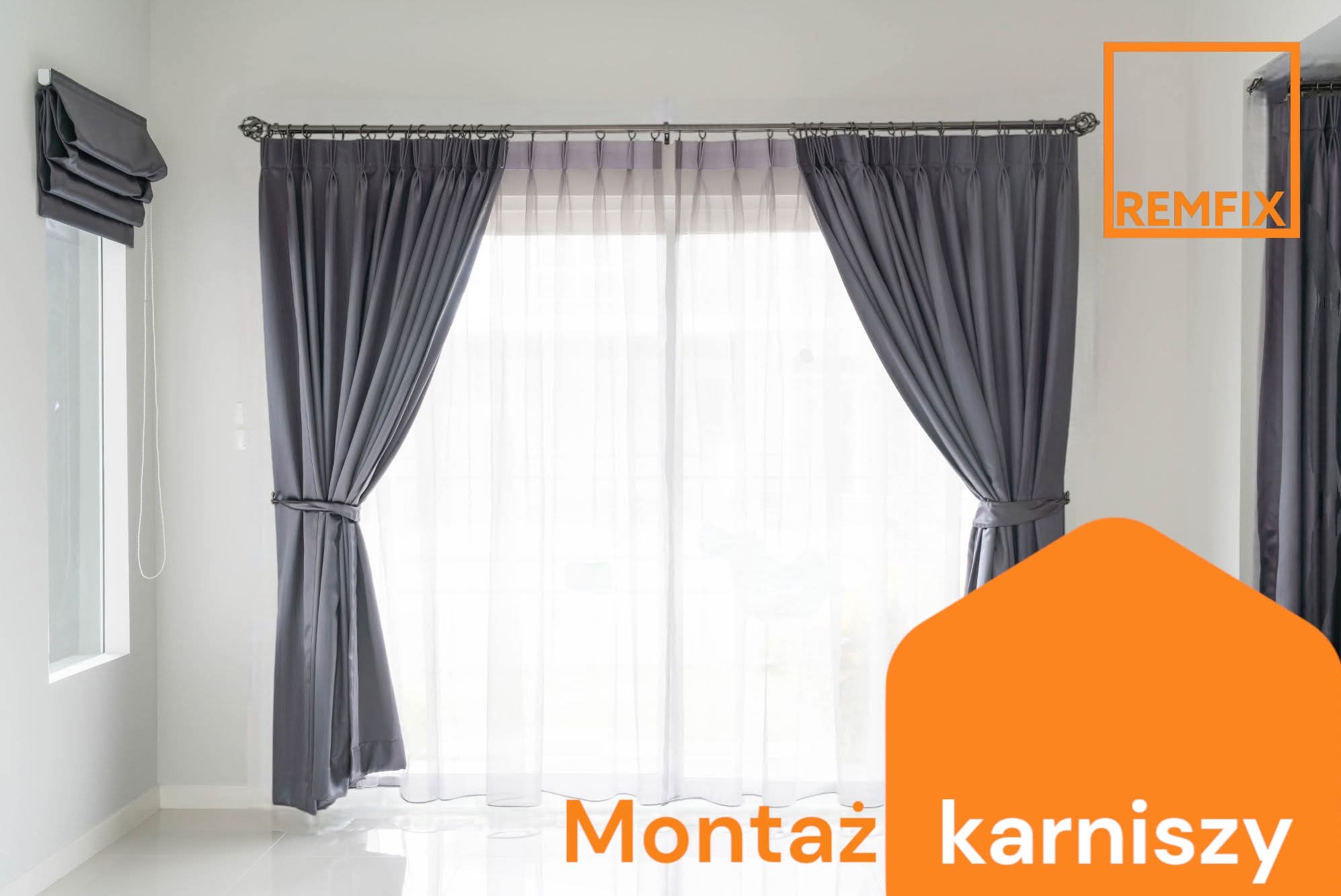 Jasne wnętrze z oknem ozdobionym szarymi zasłonami, upiętymi dekoracyjnymi wiązaniami, oraz roletą rzymską. Widoczny karnisz z ozdobnymi zakończeniami.