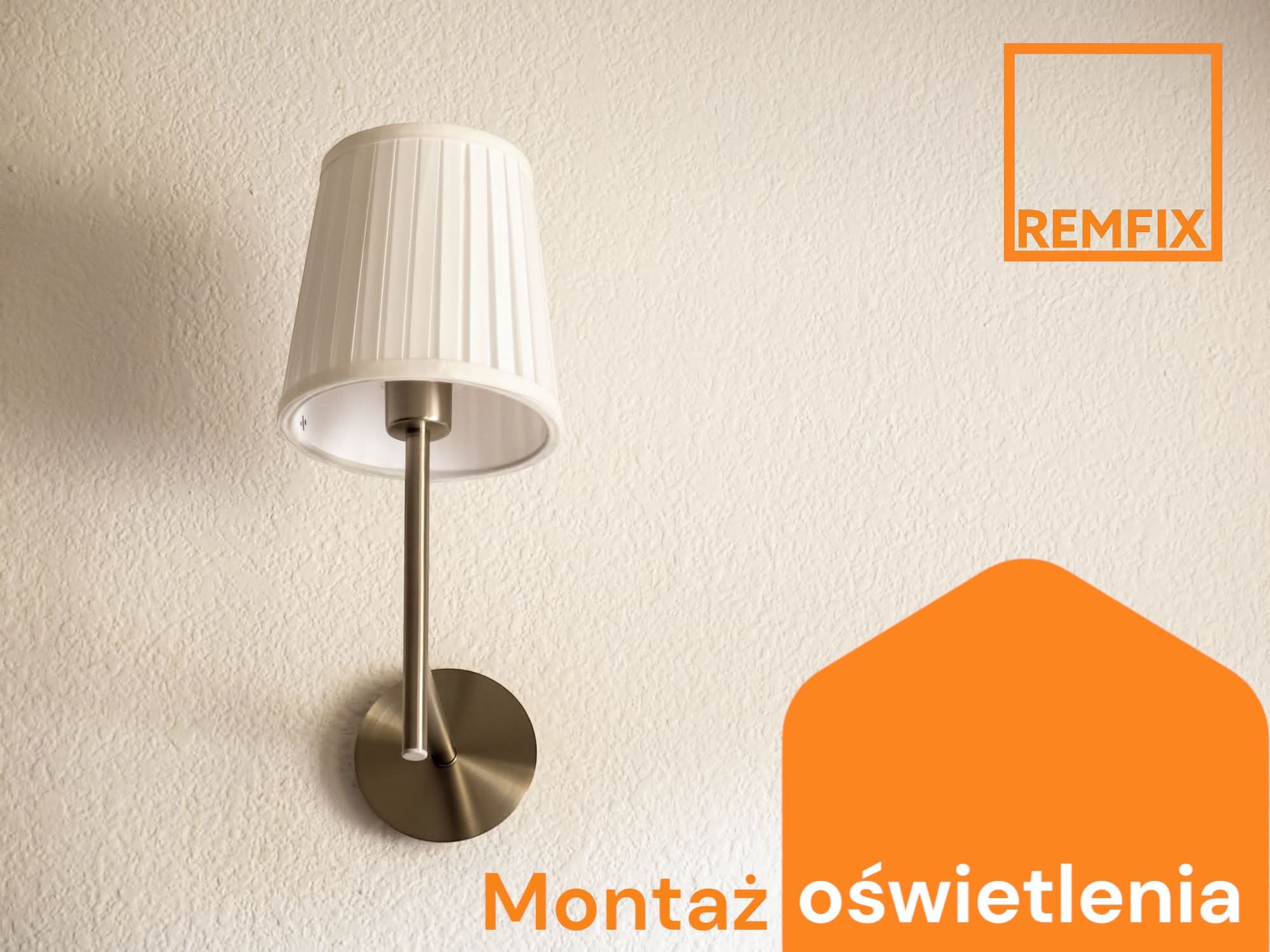 Elegancki kinkiet z plisowanym abażurem, zamontowany na teksturowanej ścianie w odcieniach beżu. Minimalistyczny design, ciepłe oświetlenie. Widoczne logo firmy.