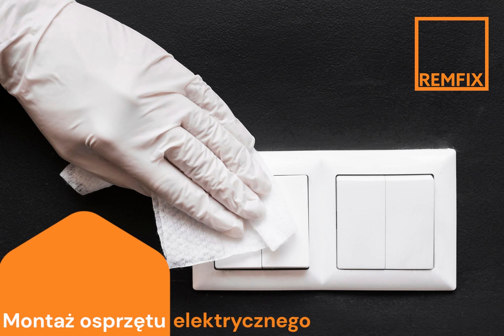 Biały, podwójny włącznik światła na czarnej ścianie, czyszczony przez dłoń w białej rękawiczce. Logo firmy w prawym górnym rogu.