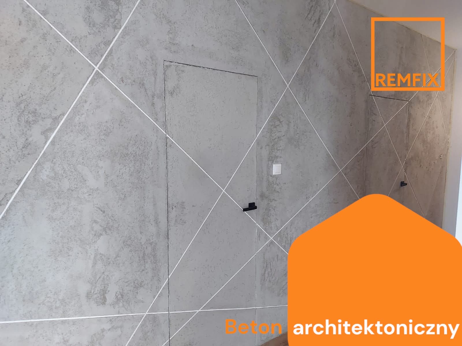 Ściana z efektem betonu architektonicznego, dekorowana białymi liniami tworzącymi wzór rombów. Ukryte drzwi z minimalistycznym uchwytem. Widoczny włącznik światła.