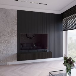 Fuzja Wnętrz Krzysztof Kiecana - Nowoczesny salon z czarną ścianą z lameli, telewizorem, szarą ścianą z wzorem, parkietem w jodełkę i stolikiem kawowym z bukietem kwiatów.