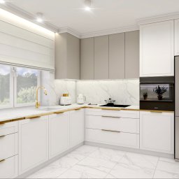 Fuzja Wnętrz Krzysztof Kiecana - Nowoczesna, jasna kuchnia z białymi szafkami, złotymi uchwytami i marmurowym blatem, widok na okno z roletą rzymską i złotą baterią, sprzęt AGD marki Smeg.