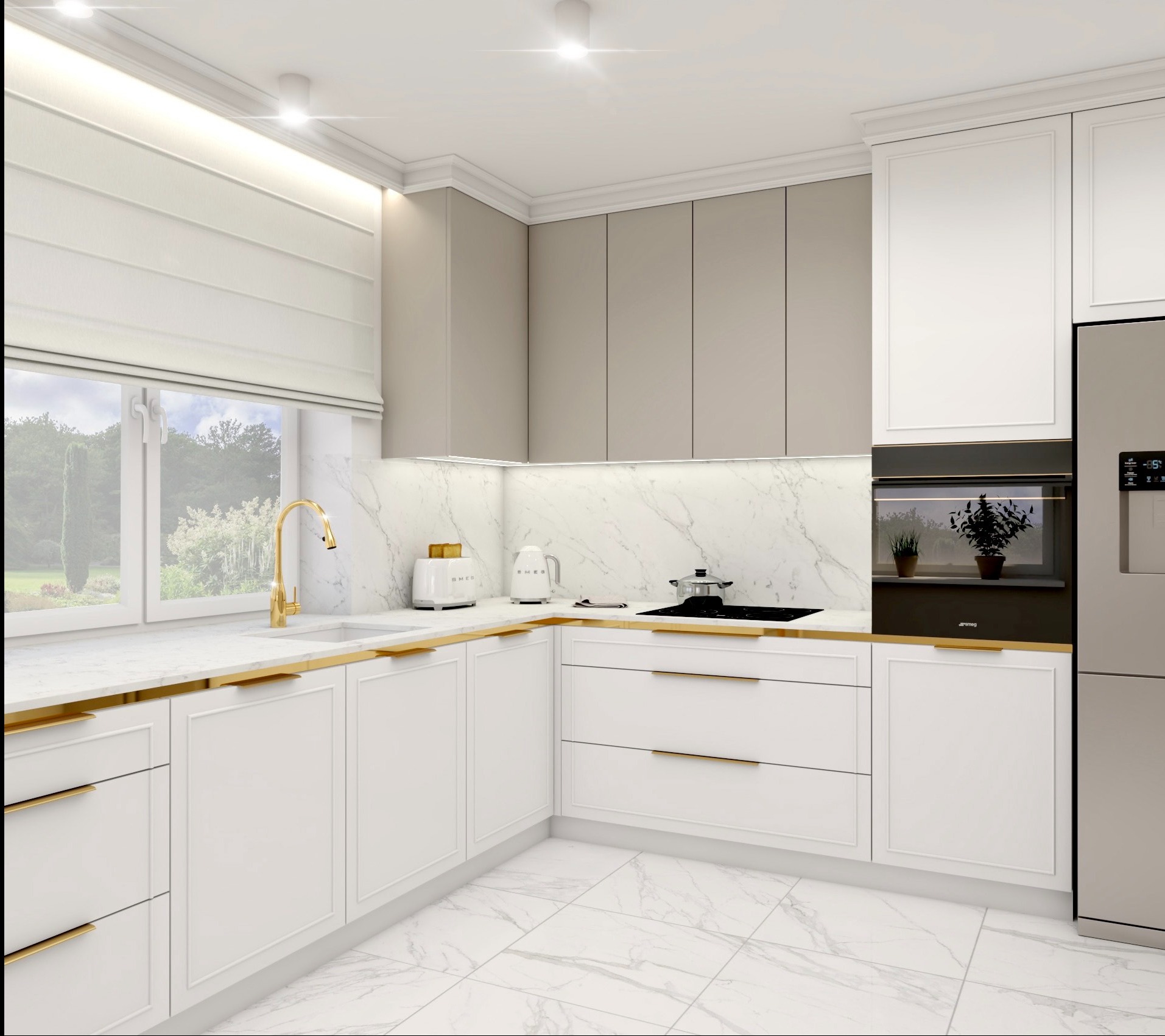 Nowoczesna, jasna kuchnia z białymi szafkami, złotymi uchwytami i marmurowym blatem, widok na okno z roletą rzymską i złotą baterią, sprzęt AGD marki Smeg.