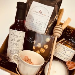 Crazy Fresh - Zestaw prezentowy w kartonowym pudełku: syrop malinowo-imbirowy, czekolada z orzechami, kawa Caffe Speciale, pigwa w syropie, drewniany nabierak do miodu, świeca oraz filiżanka z ozdobnymi...