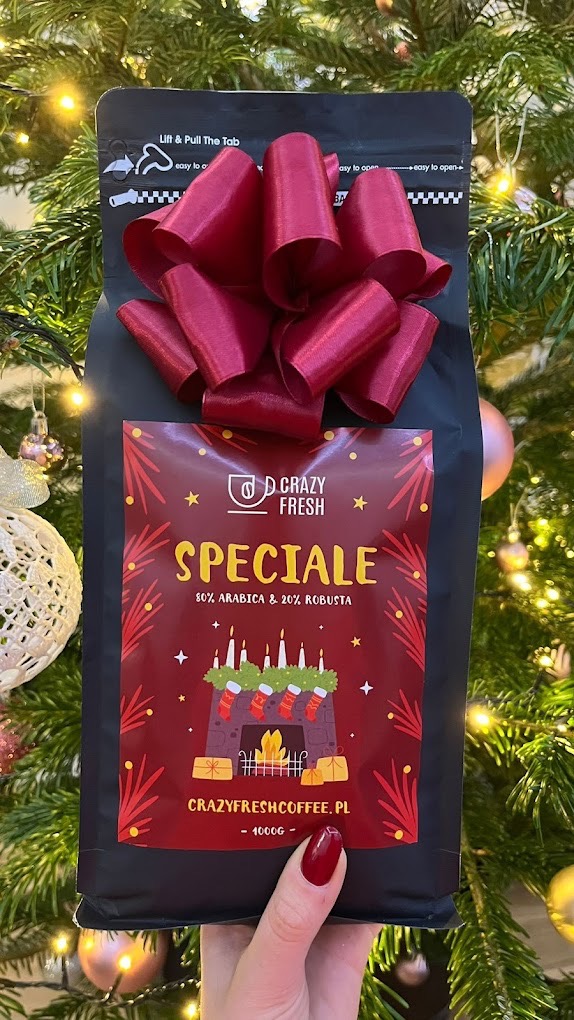 Świąteczny kosz prezentowy z kawą 'Speciale' 80% Arabica i 20% Robusta od Crazy Fresh Coffee, idealny prezent z Rudawy, na tle choinki.