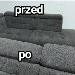 Sofa narożna z wyraźnym podziałem 'przed' (ciemniejsza, szara) i 'po' (jaśniejsza, czysta), prezentująca efekt czyszczenia tapicerki. Widoczne różnice w odcieniu i strukturze tkaniny.